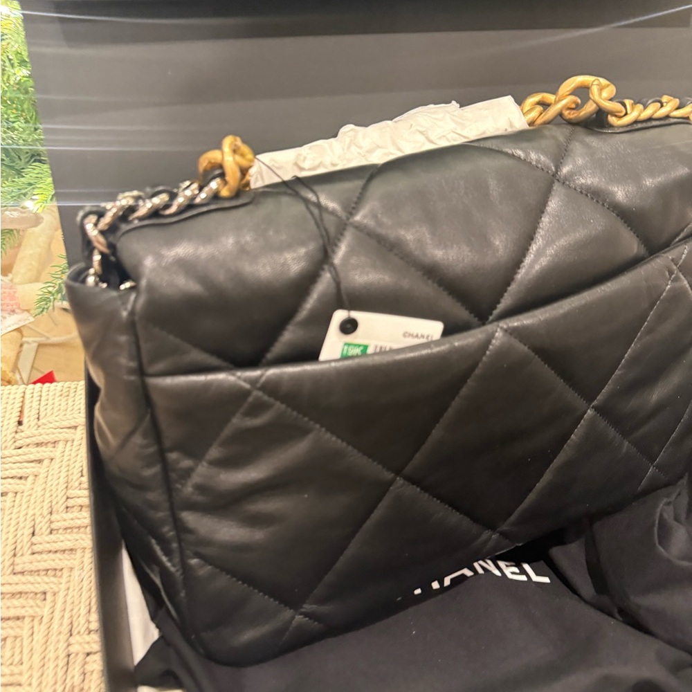 Chanel 19 black new in box and dust bag - Picture 11 of 13